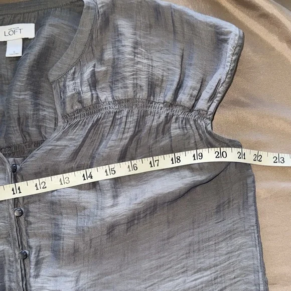 Ann Taylor LOFT Gray Semi Sheer Sleeveless Button Up Top Smocked Accents Sz S - Picture 7 of 12